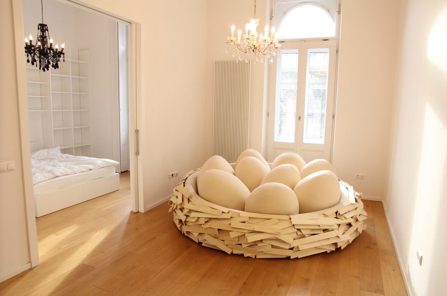 Удивить удивительный. Giant Birdsnest диван-гнездо. Необычные кровати. Необычные предметы интерьера. Кровать гнездо.